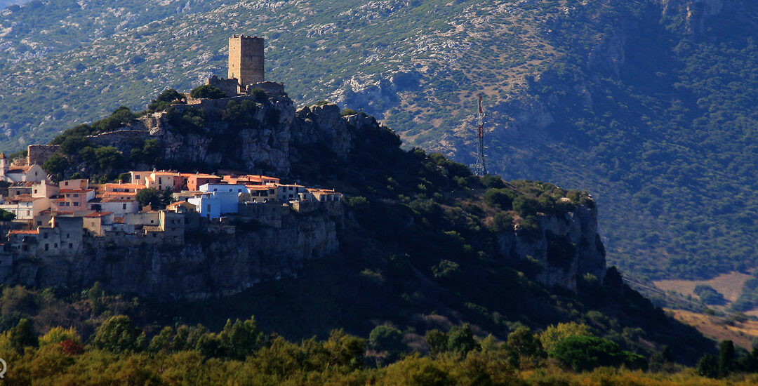 Il borgo di Posada, sospeso tra mare, storia e leggenda