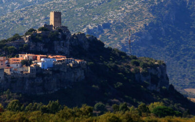 Il borgo di Posada, sospeso tra mare, storia e leggenda